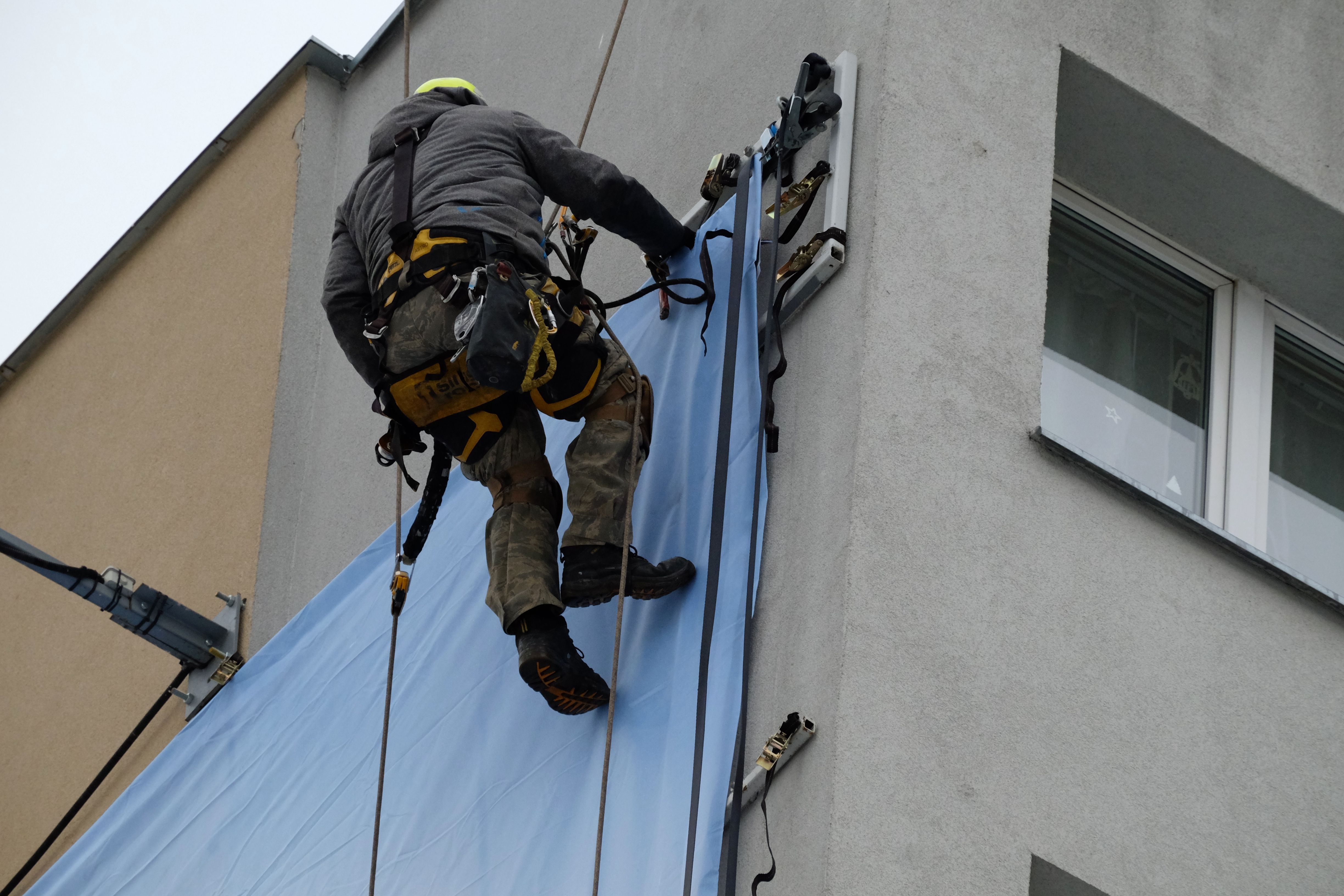 Emergency roof service